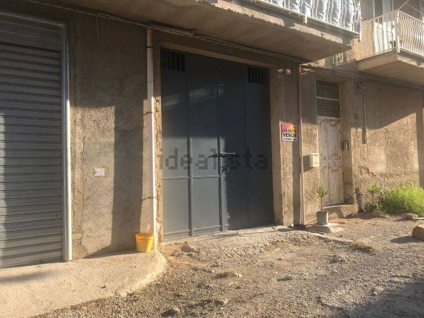 Appartamento e magazzino grezzi zona via palma