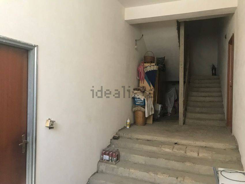 Appartamento e magazzino grezzi zona via palma