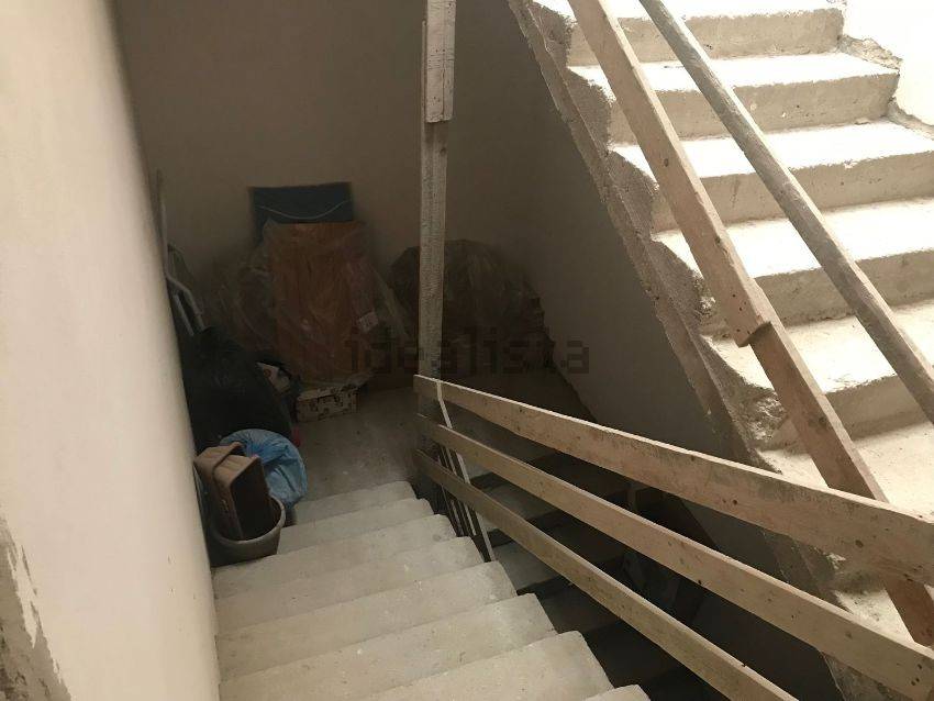 Appartamento e magazzino grezzi zona via palma