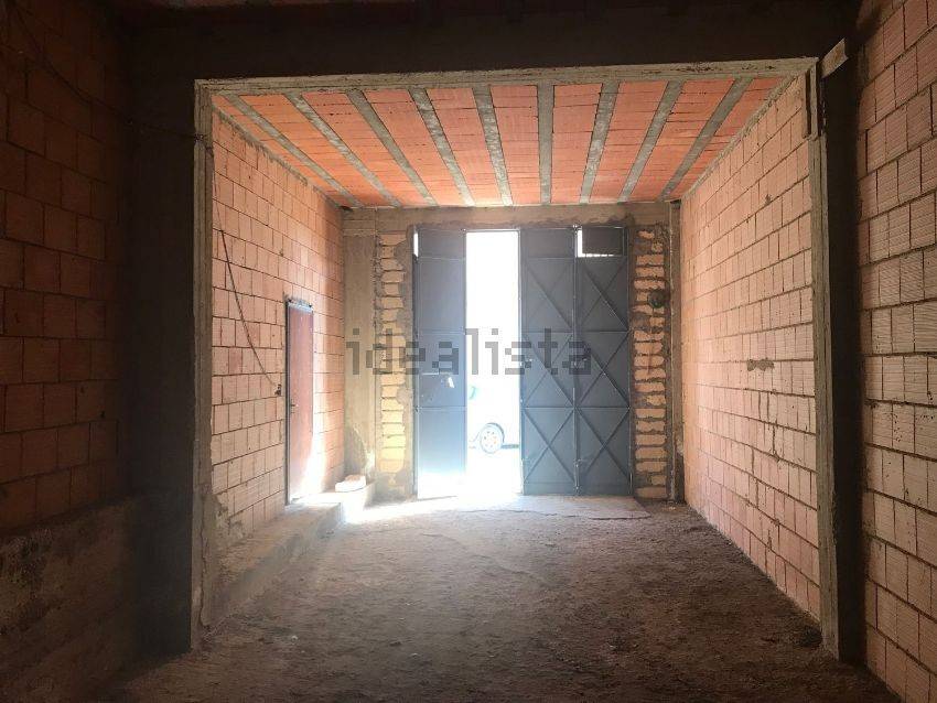 Appartamento e magazzino grezzi zona via palma