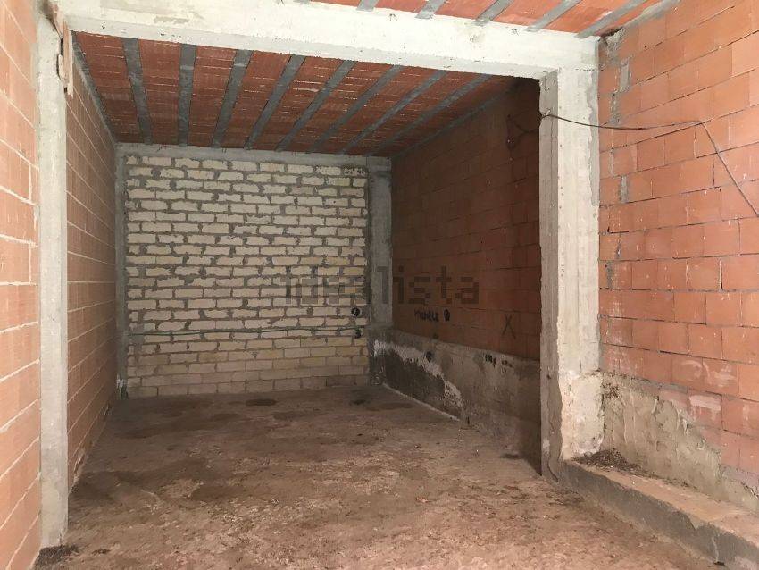 Appartamento e magazzino grezzi zona via palma