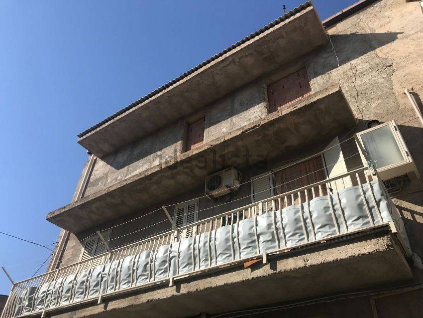 Appartamento e magazzino grezzi zona via palma