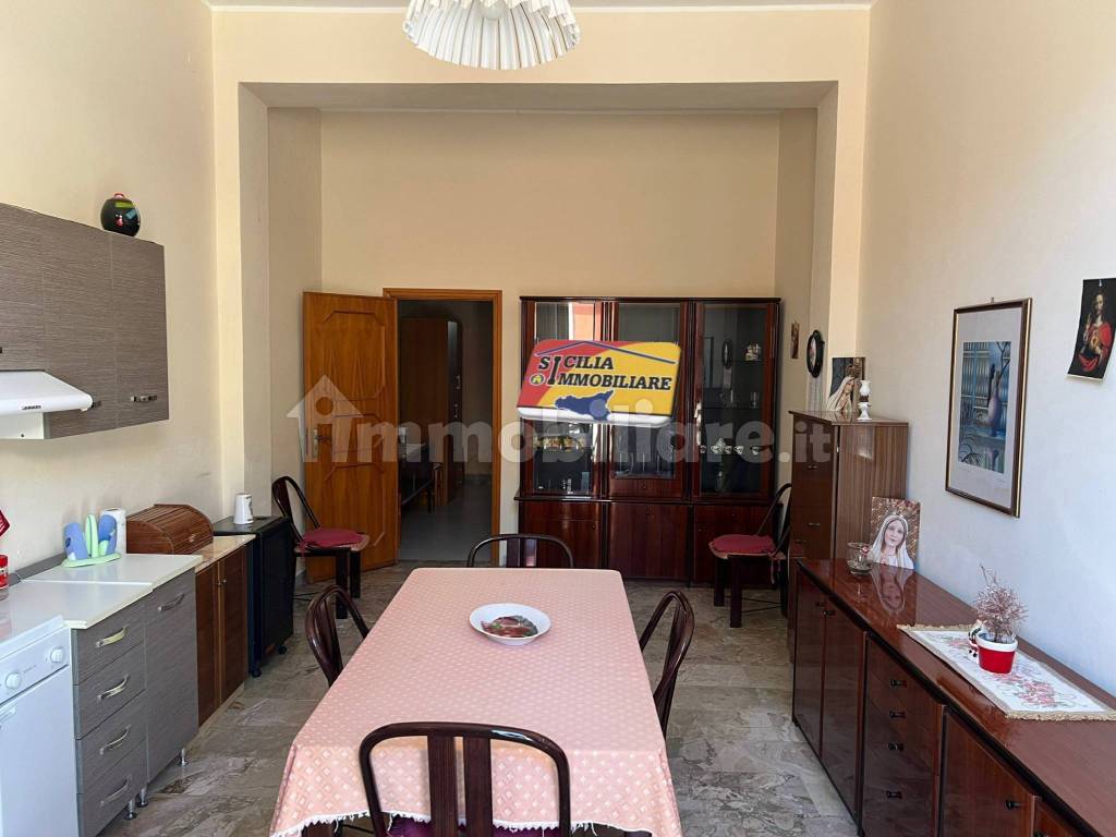 Appartamento primo piano zona via Palma