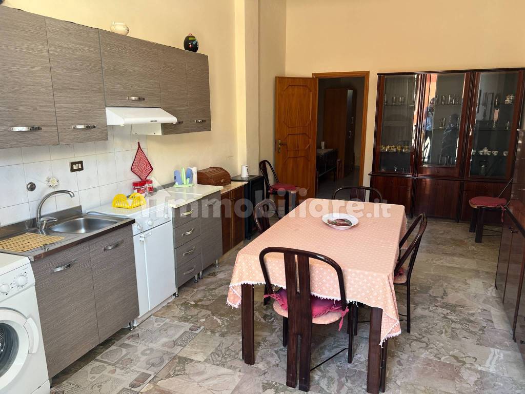 Appartamento primo piano zona via Palma