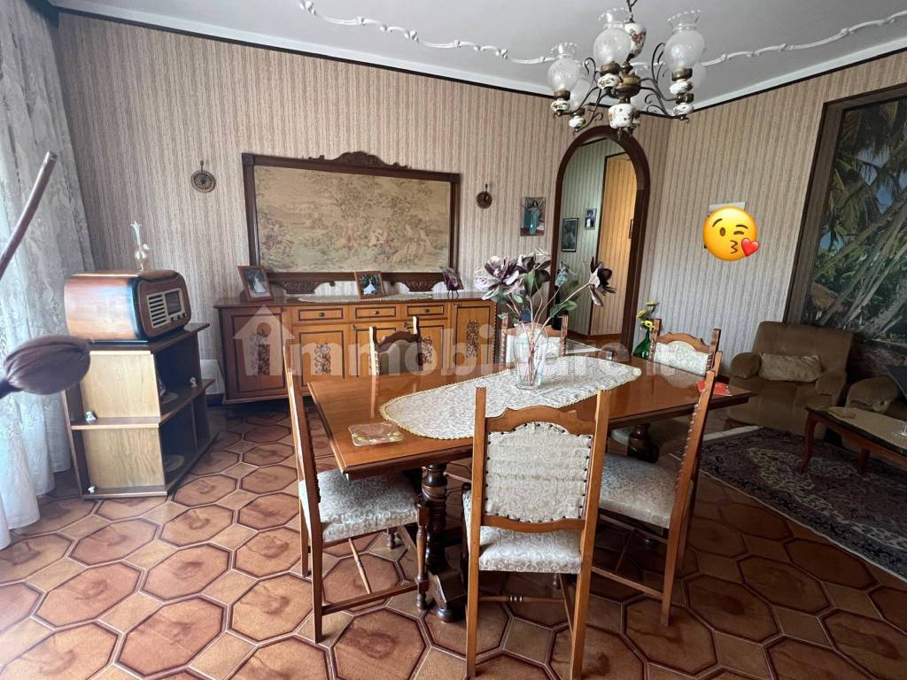 Appartamento primo piano zona via Palma