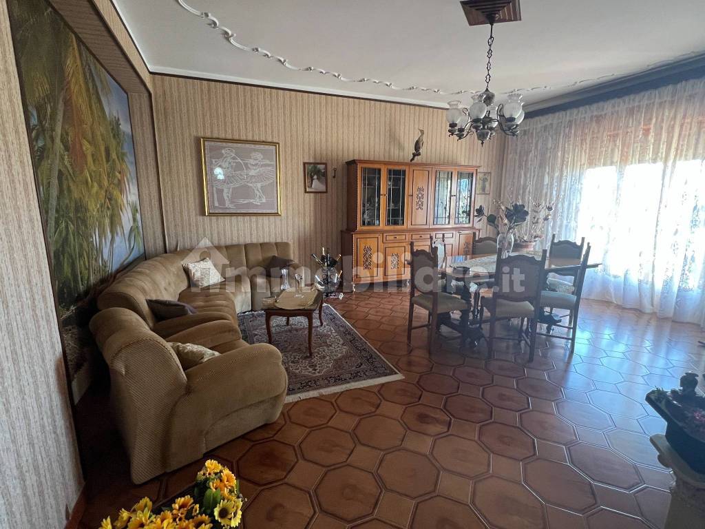 Appartamento primo piano zona via Palma