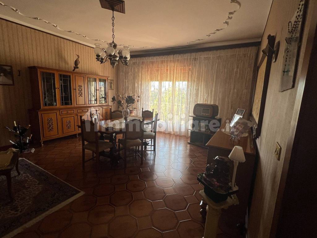 Appartamento primo piano zona via Palma