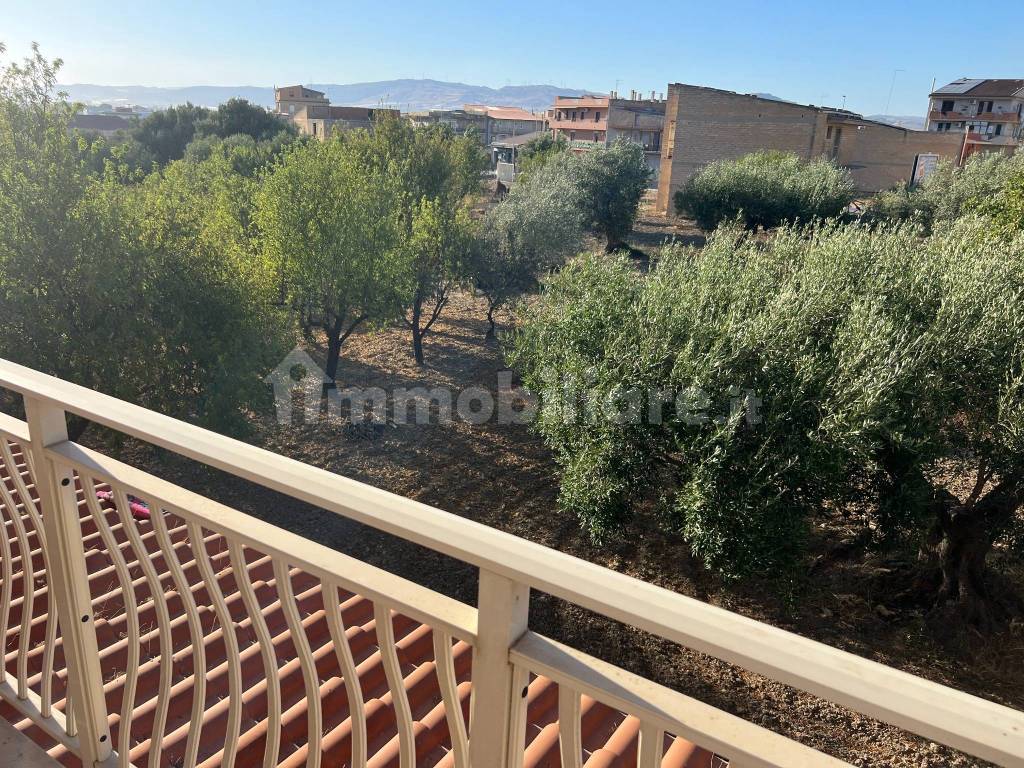 Appartamento primo piano zona via Palma