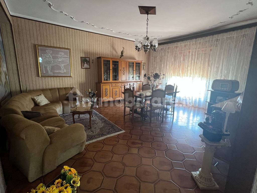 Appartamento primo piano zona via Palma