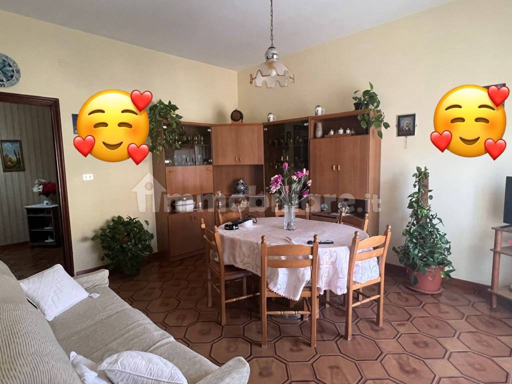 Appartamento primo piano zona via Palma