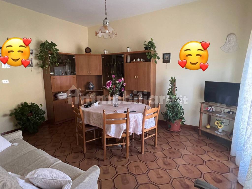 Appartamento primo piano zona via Palma