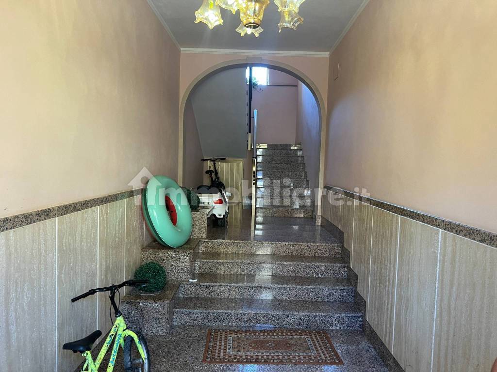 Appartamento primo piano zona via Palma