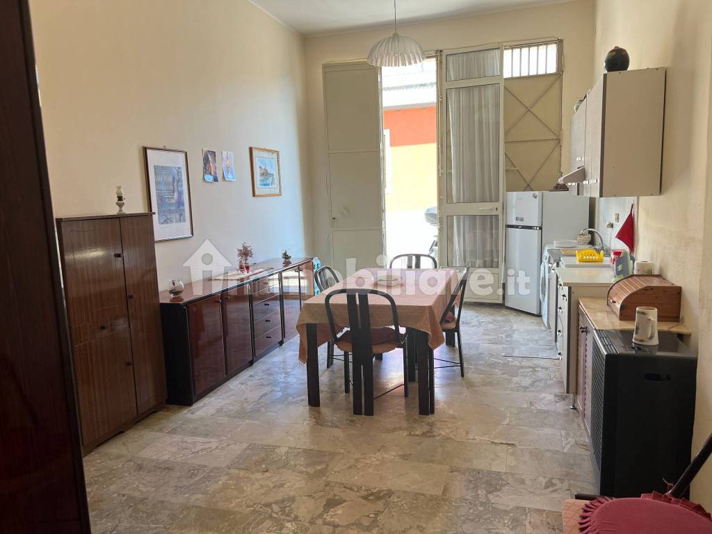Appartamento primo piano zona via Palma