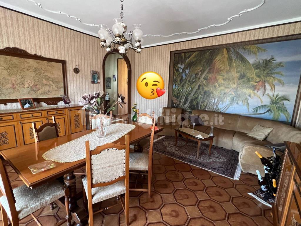 Appartamento primo piano zona via Palma