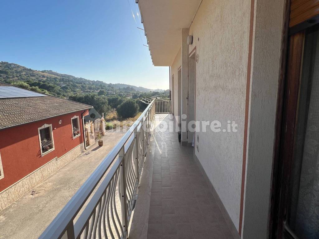Appartamento primo piano zona via Palma