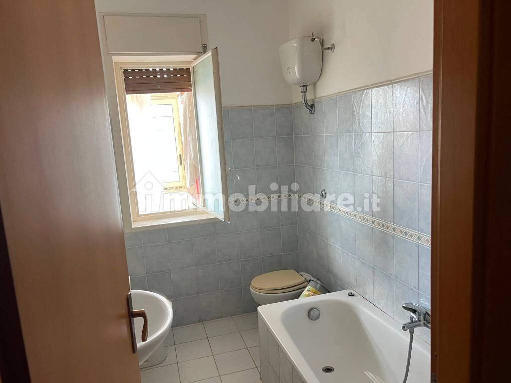 Appartamento primo piano zona villaggio dei fiori