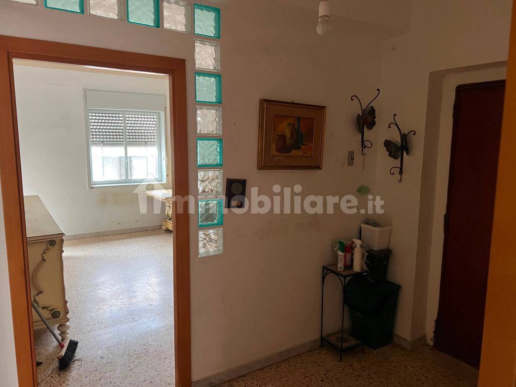 Appartamento primo piano zona villaggio dei fiori
