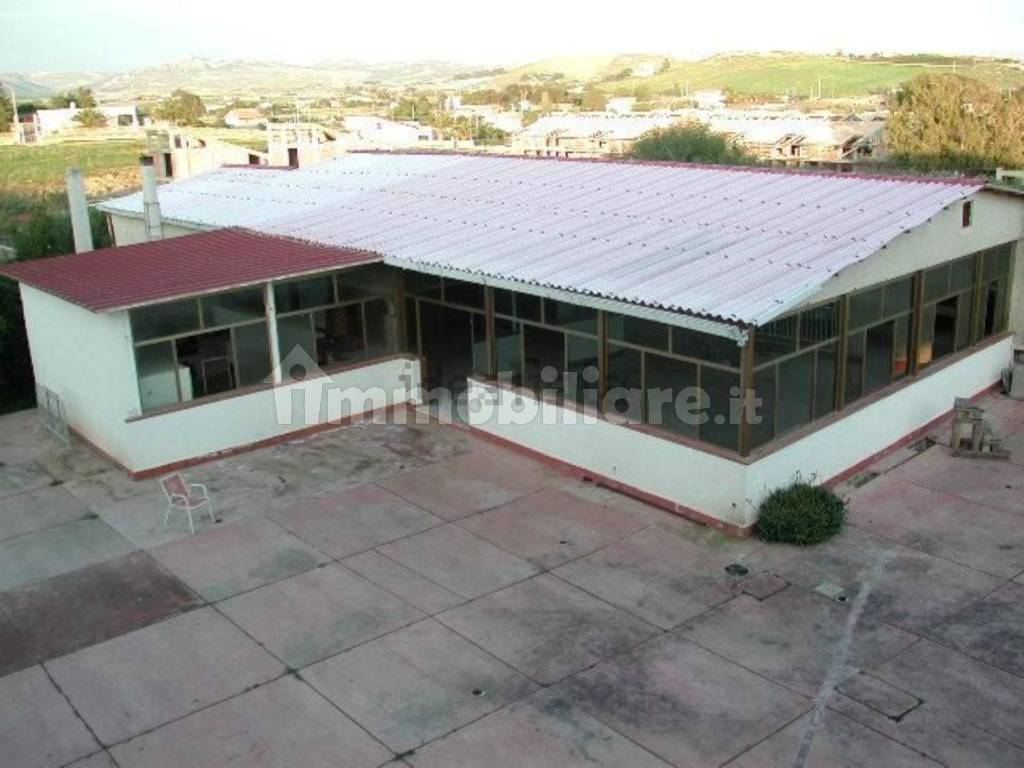 Edificio multiuso in vendita in contrada Desusino s.n.c., Butera