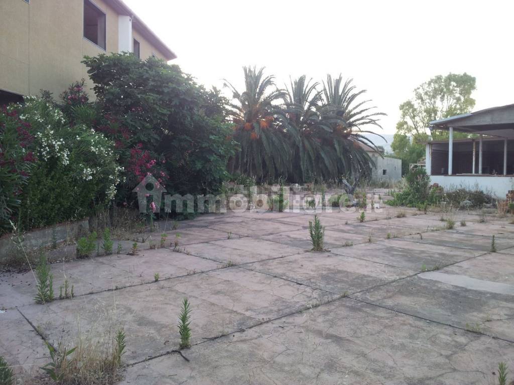 Edificio multiuso in vendita in contrada Desusino s.n.c., Butera