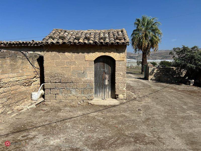 terreno con uliveto e fabbricato