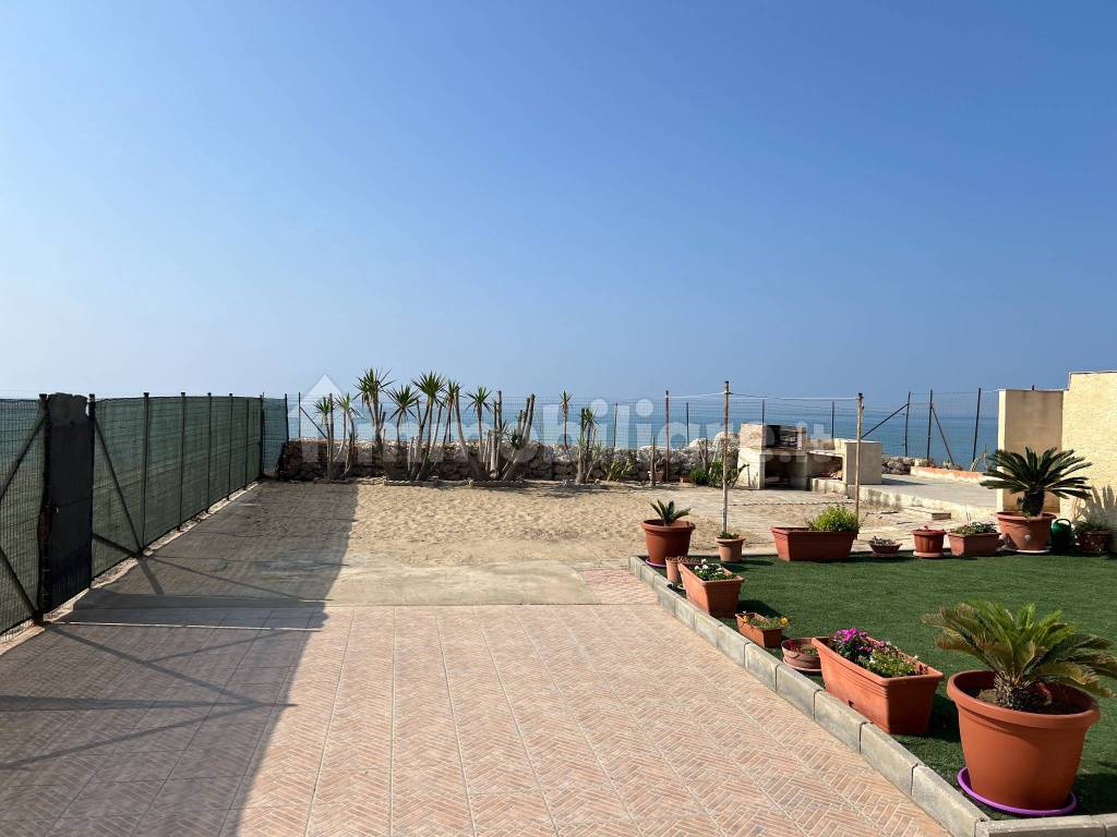 VILLETTA BIFAMILIARE in vendita in Via Soldato Vinciguerra 2 CONTRADA PLAYA